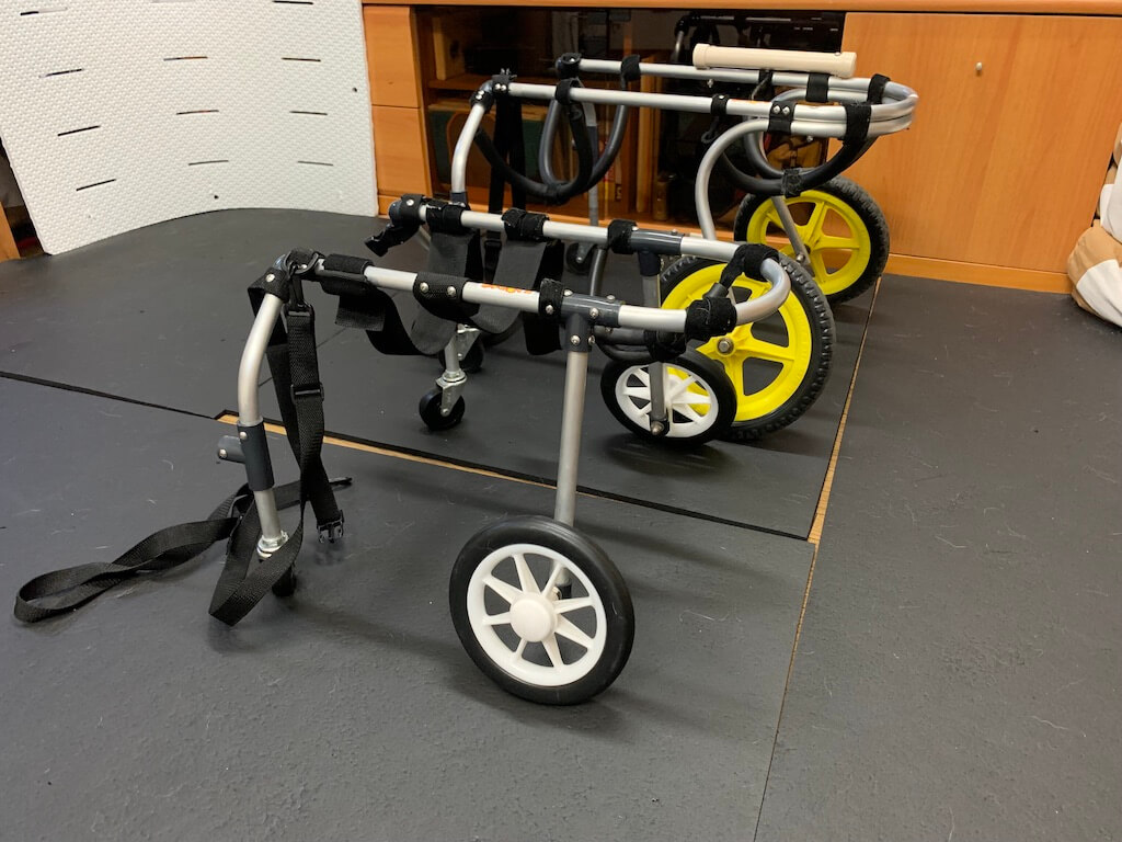 小回りきく小さめの室内用車椅子と屋外用車椅子